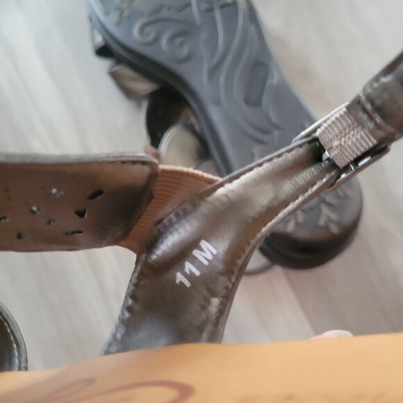 Easy Street Womens Sandals 11M Silver Open-Toe Perforated Design Adjustable Stra - Picture 6 of 6